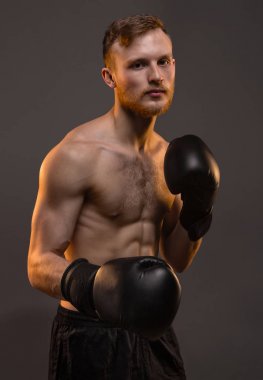 Boksör boks eldivenleri ile genç adam