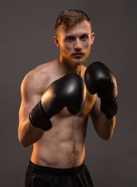 Boks eldivenleri ile sporcu