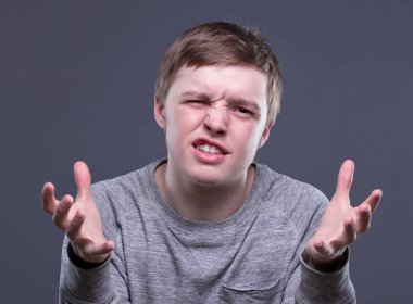 Çakışan sarışın genç adam