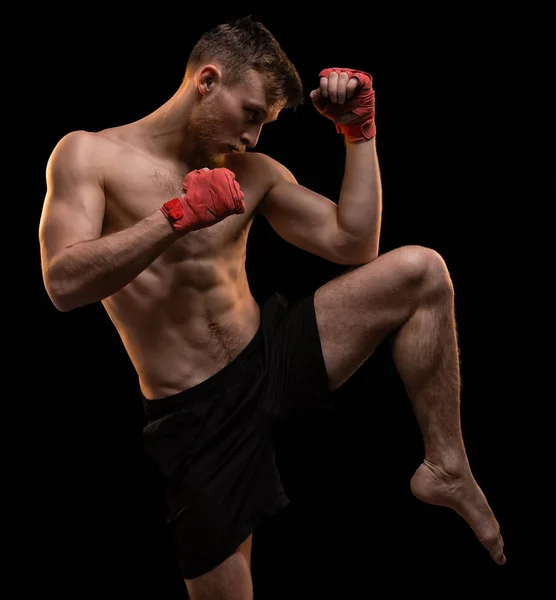 Musculoso hombre con la pierna hacia arriba — Foto de Stock