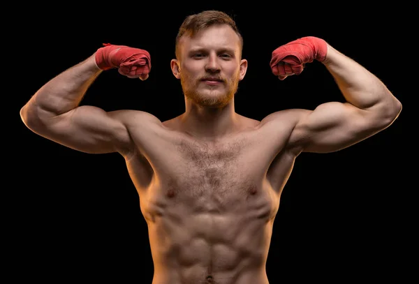 Hombre muscular mostrando bíceps — Foto de Stock