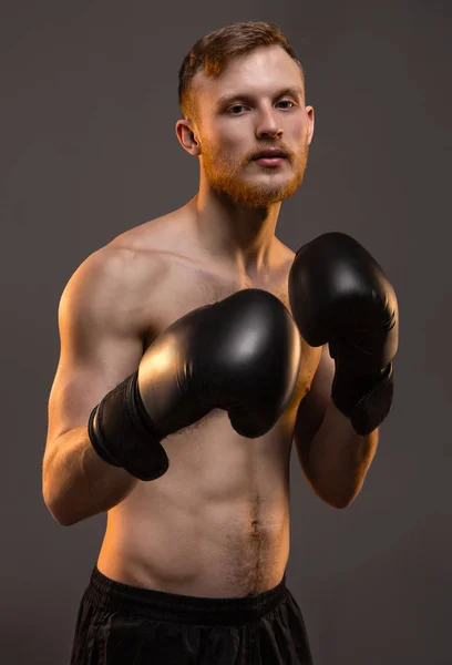 Joven con guantes de boxeo — Foto de Stock