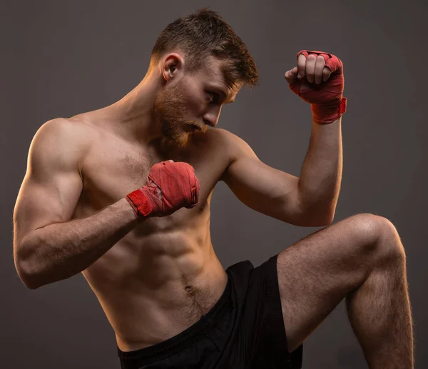 Boxeador joven muscular con la pierna hacia arriba —  Fotos de Stock