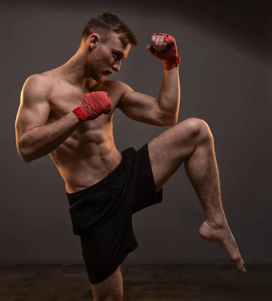 Homem loiro muscular com a perna para cima — Fotografia de Stock
