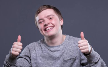 Mutlu sarışın genç adam