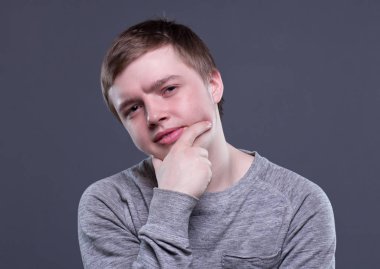 Şüpheci sarışın genç adam