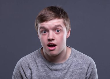 Şaşırmış sarışın genç adam