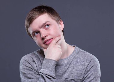 Düşünceli sarışın genç adam