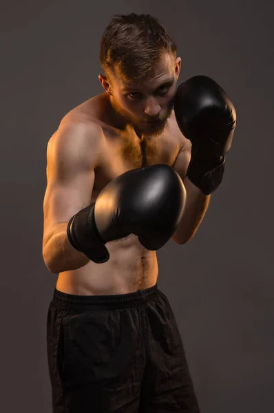 Hombre boxeador durante el entrenamiento de boxeo — Foto de Stock
