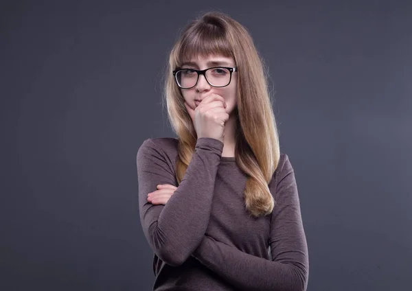 Продумана дівчина-підліток в окулярах — стокове фото