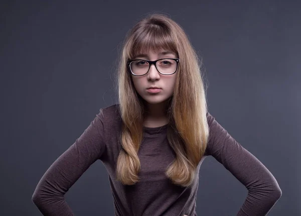 Скептическая девушка в очках — стоковое фото