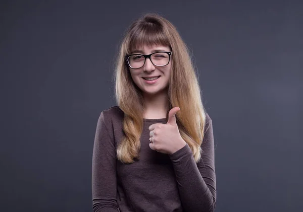 Счастливая девочка в очках — стоковое фото