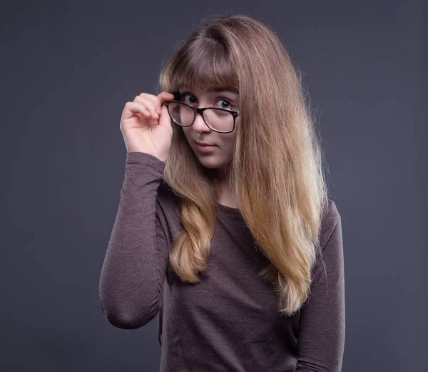 Teenage girl holding glasses — Stock Photo, Image