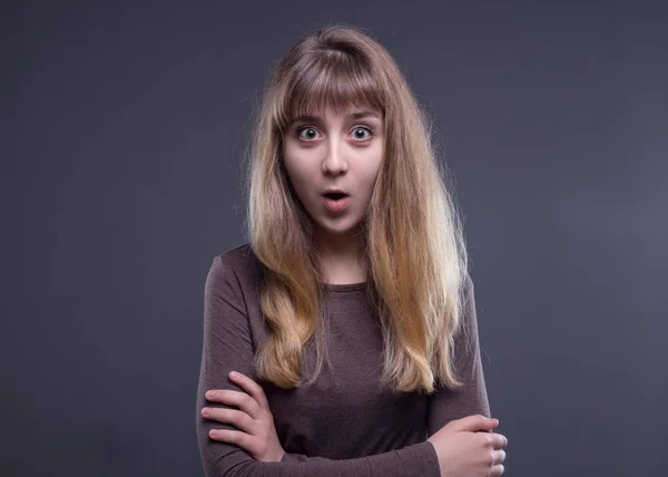 Blondes Teenager-Mädchen überrascht — Stockfoto