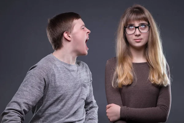 Ignorando mulher e gritando homem — Fotografia de Stock