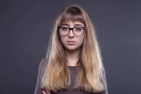 Menina adolescente em óculos — Fotografia de Stock