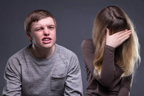 Retrato de la vergüenza pareja adolescente —  Fotos de Stock