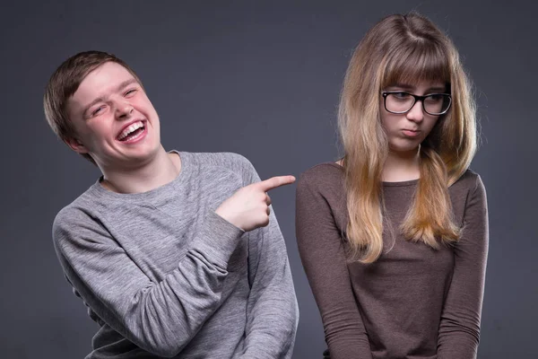 Alaycı genç erkek ve kadın