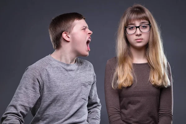 Het negeren van de blonde vrouw en man schreeuwen — Stockfoto