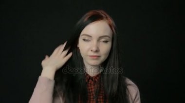 Utangaç genç kız gülümseyerek