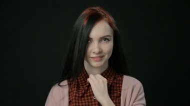 Genç kadın unbuttoning düğmeleri