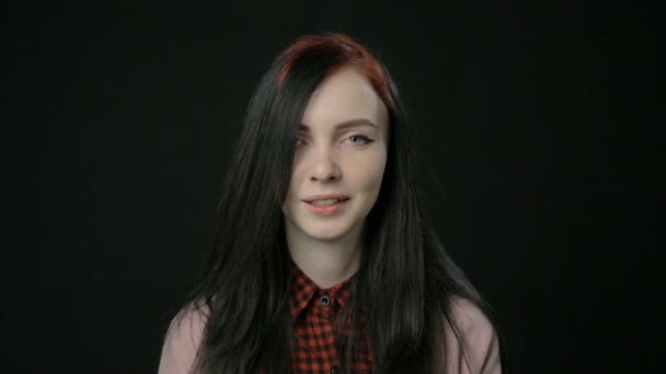 Usměvavá brunetka dospívající dívka — Stock video