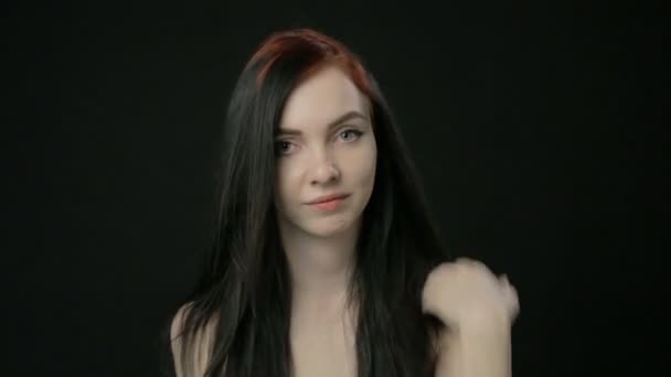 裸の肩を持つ若いブルネットの少女 — ストック動画