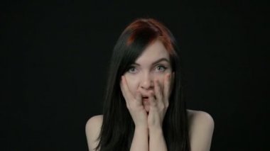 Genç kız çıplak omuz ile şaşırttı