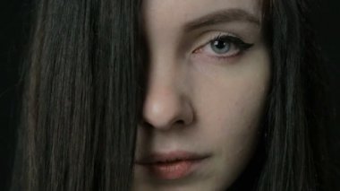 Kadının yüzü gülüyor