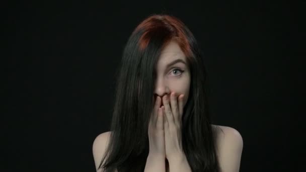 Jeune femme surprise avec des épaules nues — Video
