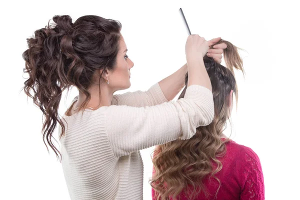 Mulher de costas e cabeleireiro com escova de cabelo — Fotografia de Stock