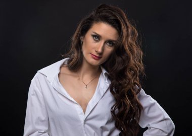 Esmer kıvırcık kadın Beyaz gömlekli