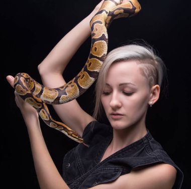 Yılan sarışın kadınla