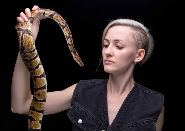 Retrato de mulher loira com cobra — Fotografia de Stock