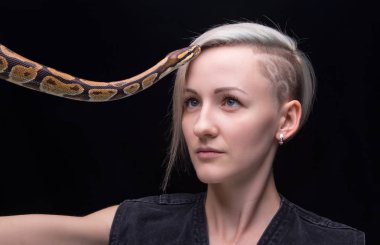 Python ile sarışın kadın portresi