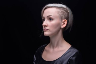 Kafası tıraşlı sarışın kadınla