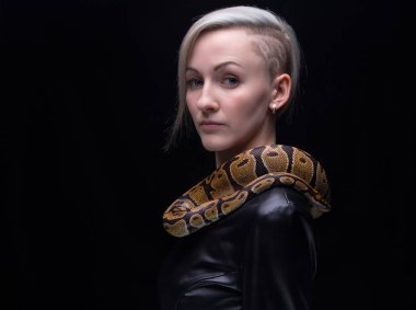 Kraliyet python ile deri elbiseli kadın
