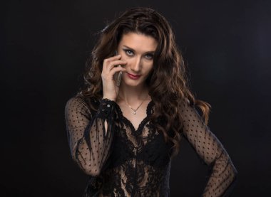 Esmer çekici kadın telefonda konuşurken