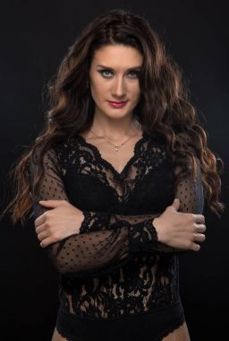 Esmer kadın kendini sarılma