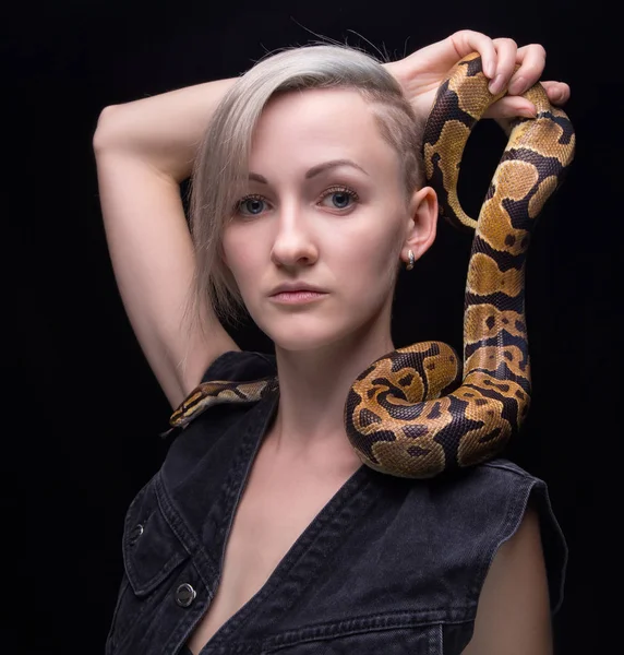 Blonde vrouw met python — Stockfoto