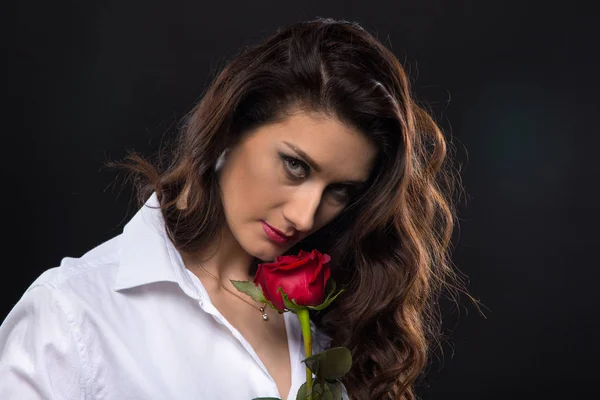 Giovane donna bruna con rosa rossa — Foto Stock