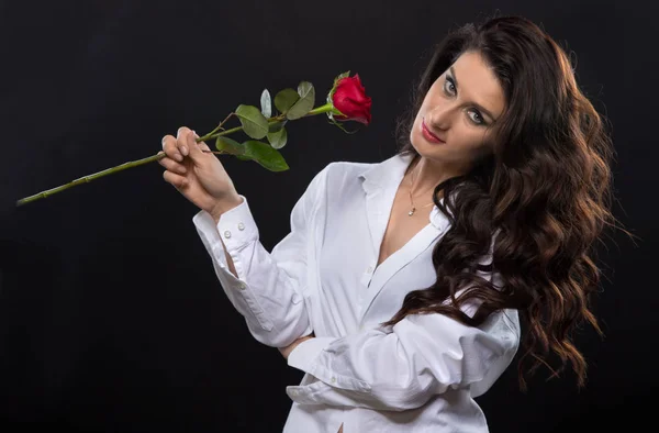 赤いバラと魅力的なブルネットの女性 — ストック写真