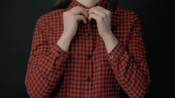 Kadın unbuttoning gömlek ve gösteren sutyen — Stok video