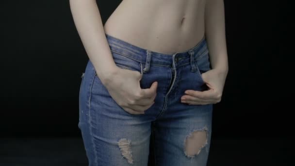 Femme mince avec les mains dans la poche du jean — Video