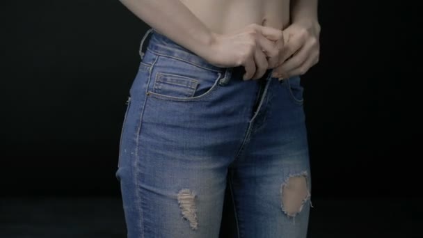 Schlanke Frau trägt blaue Jeans — Stockvideo