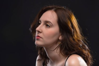 Düşünme genç esmer kadın portresi