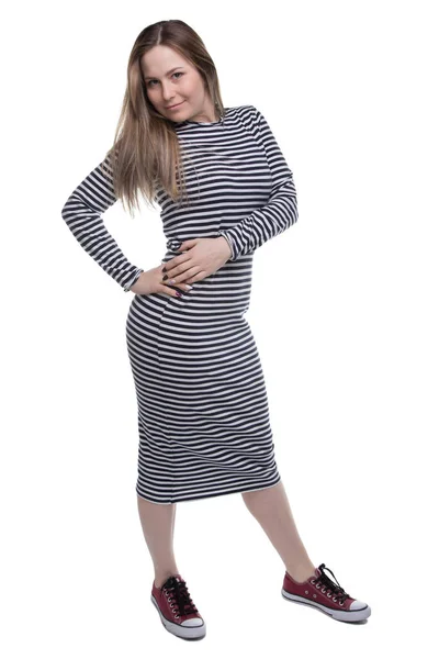 Jonge vrouw in gestreepte jurk, volledige lengte glimlachen — Stockfoto
