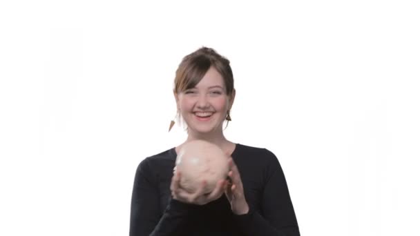 Mulher sorridente com crânio humano — Vídeo de Stock