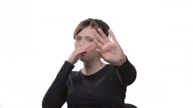 Utangaç genç esmer kadın