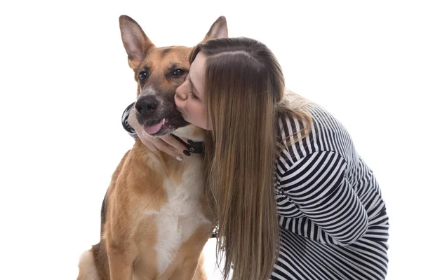 Junge Frau umarmt und küsst Schäferhund — Stockfoto
